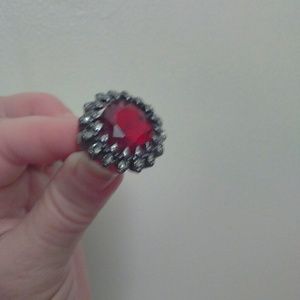 Pretty Cocktail Ring Garnet-like stone Center